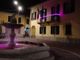 La fontana della piazza e il palazzo comunale di Gavirate colorati di rosa