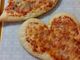 Le pizze a forma di cuore del Panificio Savelli di Gazzada (foto dalla pagina Facebook del negozio)