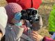 Un bimbo dell'asilo di Luvinate impegnato nell'attività di birdwatching