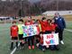 La squadra dei pulcini misti dell'Olona Calcio con gli striscioni a favore della pace
