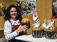 Stefania nel negozio Colombo &amp; Marzoli di via Morosini scarta un esemplare del profumatissimo panettone varesino