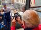 A fine gara, una scena bellissima: il patron della Binda Renzo Oldani accompagna sul balcone della Camera di Commercio un bimbo che voleva farsi fotografare insieme al vincitore Alessandro De Marchi. E' lo stesso Oldani a scattare l'immagine