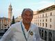 Renzo Oldani, patron della Binda, sul balcone di piazza Monte Grappa dopo l'edizione numero 102 della Tre Valli vinta dal belga Ilan Van Wilder (foto Alessandro Umberto Galbiati)