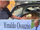 Ezio Macchi e l'ultima dolce carezza per Rinaldo Ossuzio questa mattina nella chiesa di Valle Olona