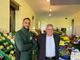 Il titolare di Mister Fruits con il vicesindaco di Sesto Calende Edoardo Favaron