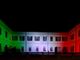 Il palazzo comunale di Sesto Calende illuminato con il tricolore