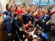 La festa nello spogliatoio della Solbia con il sindaco Battiston dopo il blitz in Umbria