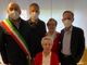 Nonna Giuseppina festeggiata da sindaco, assessore e famigliari in una foto tratta dalla pagina Facebook del Comune di Somma Nonna Giuseppina festeggiata da sindaco, assessore e famigliari in una foto tratta dalla pagina Facebook del Comune di Somma