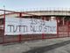 Lo striscione che campeggia da giorni fuori dallo stadio Franco Ossola