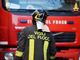 Incendio all'alba in una palazzina, sei persone intossicate