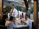 Sotto “Al Ponte”, dove la pizza «crea dipendenza»