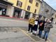 I commercianti di viale Aguggiari festeggiano con il tappeto rosso tornato al suo posto