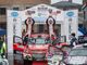 Andrea Crugnola (a destra) e Andrea Sassi (a sinistra) alzano al cielo la coppa del Rally Internazionale dei Laghi 2024 (foto e fotogallery Michele Del Re e Alessandro Galbiati)