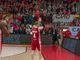 Nico Mannion applaude il pubblico di Varese