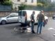 Allarme anche in via Crispi: ciclista 60enne urta contro un furgone e cade