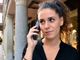 Corso Matteotti, Varese: torna di moda il cellulare minimal anni '90, taciturno, essenziale e poco invadente