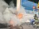 FOTO. Bus navetta prende fuoco davanti al Terminal 1 di Malpensa