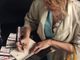 Anna Botter autografa una copia del suo &quot;Signorine quasi perbene&quot;