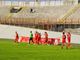 Una scena d'altri tempi: la squadra del Varese a fine partita va ad applaudire unita l'unico tifoso presente in curva nord (foto Ezio Macchi)