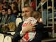 Tutto l'amore presente nella bolgia di Masnago: Michael Arcieri, gm biancorosso, si coccola il figlio che indossa la maglia con il nome di Luis Scola