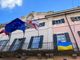 La bandiera dell'Ucraina a Palazzo Estense. Varese solidale contro la guerra