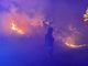 FOTO e VIDEO. Una notte di lavoro per fermare il rogo nei boschi di Montegrino: due chilometri il fronte dell'incendio. Tornano i Canadair