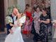 Marco e Orietta all'uscita dalla chiesa di Induno Olona accolti dal lancio del riso e dagli applausi