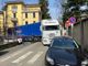 FOTO. Camion incastrato in via Tamagno, strada chiusa e traffico in tilt