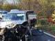 FOTO. Scontro fra tre auto a Taino, una finisce nel bosco