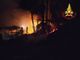 Capanno in fiamme nel bosco, vigili del fuoco al lavoro ad Arcisate