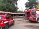 Busto, fiamme in un'azienda agricola. Vigili del fuoco al lavoro
