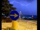 Nell'incredibile foto di Daniele Ruspini via NaturalMeteo si vede di tutto: chicchi bianchi con un fulmine nel cielo nella folle notte del 27 novembre