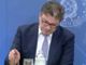 Giancarlo Giorgetti si commuove questa mattina nella conferenza stampa di presentazione della manovra finanziaria parlando di Bobo Maroni