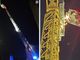 FOTO E VIDEO. Castronno, giovane s'arrampica nella notte su una gru di 25 metri: raggiunto e salvato