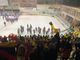 Il commovente saluto finale ai tifosi della squadra e di capitan Vanetti con la Coppa, prima di cederla al Pergine (foto Emanuele Scordo)