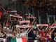 I tifosi biancorossi in piedi con le sciarpe in mano a festeggiare la grande vittoria della Pallacanestro Varese (foto e gallery di Fabio Averna)