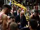 Coach Attilio Caja durante un timeout insieme ai suoi giocatori (foto Averna / archivio)
