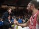 La stretta di mano tra capitan Ferrero e un tifoso che porta in spalla la sua bimba, rapita dall'emozione di una serata magica (foto Fabio Averna) La stretta di mano tra capitan Ferrero e un tifoso che porta in spalla la sua bimba, rapita dall'emozione di una serata magica (foto Fabio Averna)