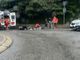 FOTO. Cade dal motorino alla rotonda, ferita una donna di 39 anni a Gallarate