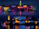 L'Isola dei Pescatori, in alto in foto, e l'Isola di San Giulio unite in questo rendering mentre s'illuminano per le feste e si trasformano nell'Isola dei Colori e in quella delle Stelle