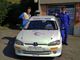 Manuel Colombo (a destra) e il suo navigatore, Matteo Sanfilippo (a sinistra), pronti per salire sulla loro Peugeot 106 N2 marchiata - anche - VareseNoi.it e InformazioneOnline.it