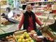 La signora Mariangela nel suo negozio d'alimentari a Besano
