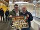 IL DONO. Mario consegna i poster autografati dai Mastini più grandi al presidente Bino