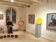 Michele Cataleta tra le opere della mostra d'arte contemporanea alla Torre delle Arti di Bellagio