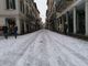 Da oggi riaprono tutti i negozi: corso Matteotti innevato questa mattina