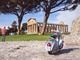 La Vespa davanti alle rovine di Paestum e, là sullo sfondo, Alberto Bortoluzzi di spalle