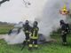 Sesto Calende, auto in sosta distrutta dalle fiamme