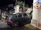 FOTO. Schianto tra due auto, una finisce contro un cancello e lo sfonda. Paura nella notte a Germignaga