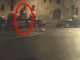 Un uomo cammina sui tetti delle auto in piazza della Motta a Varese