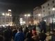 Un momento della manifestazione di protesta di ieri sera con 500 persone in piazza Monte Grappa